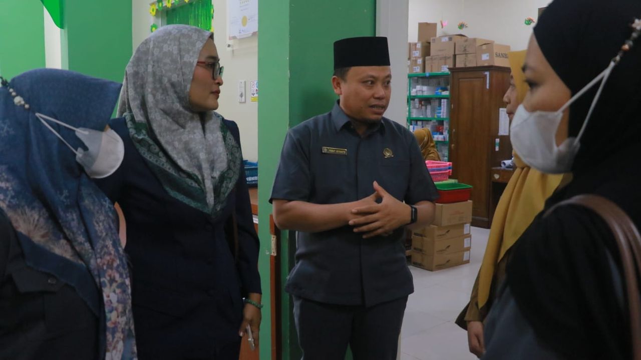 Ribut Riyanto (tengah) berdialog saat sidak layanan RSUD.