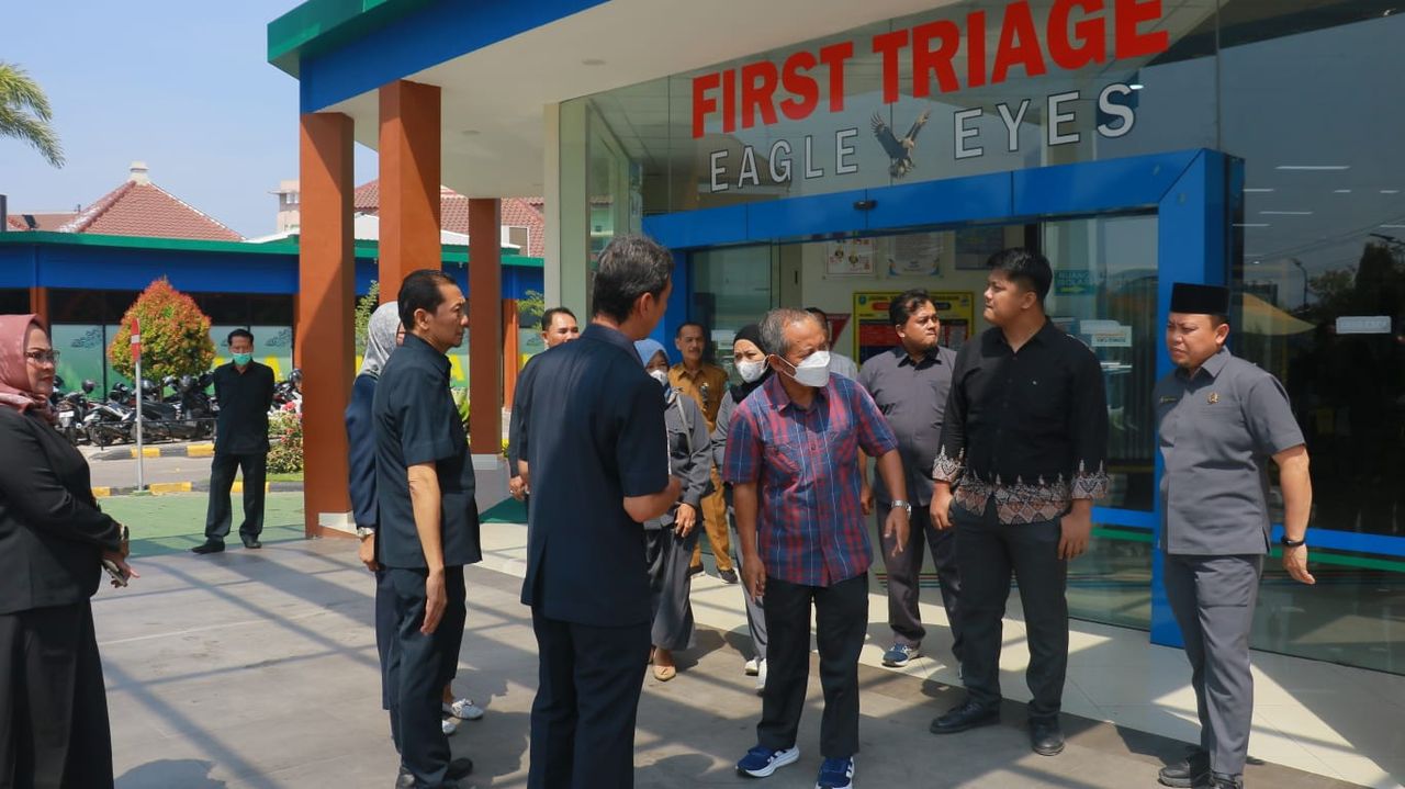 Rombongan Komisi D di area depan layanan triase IGD RSUD.