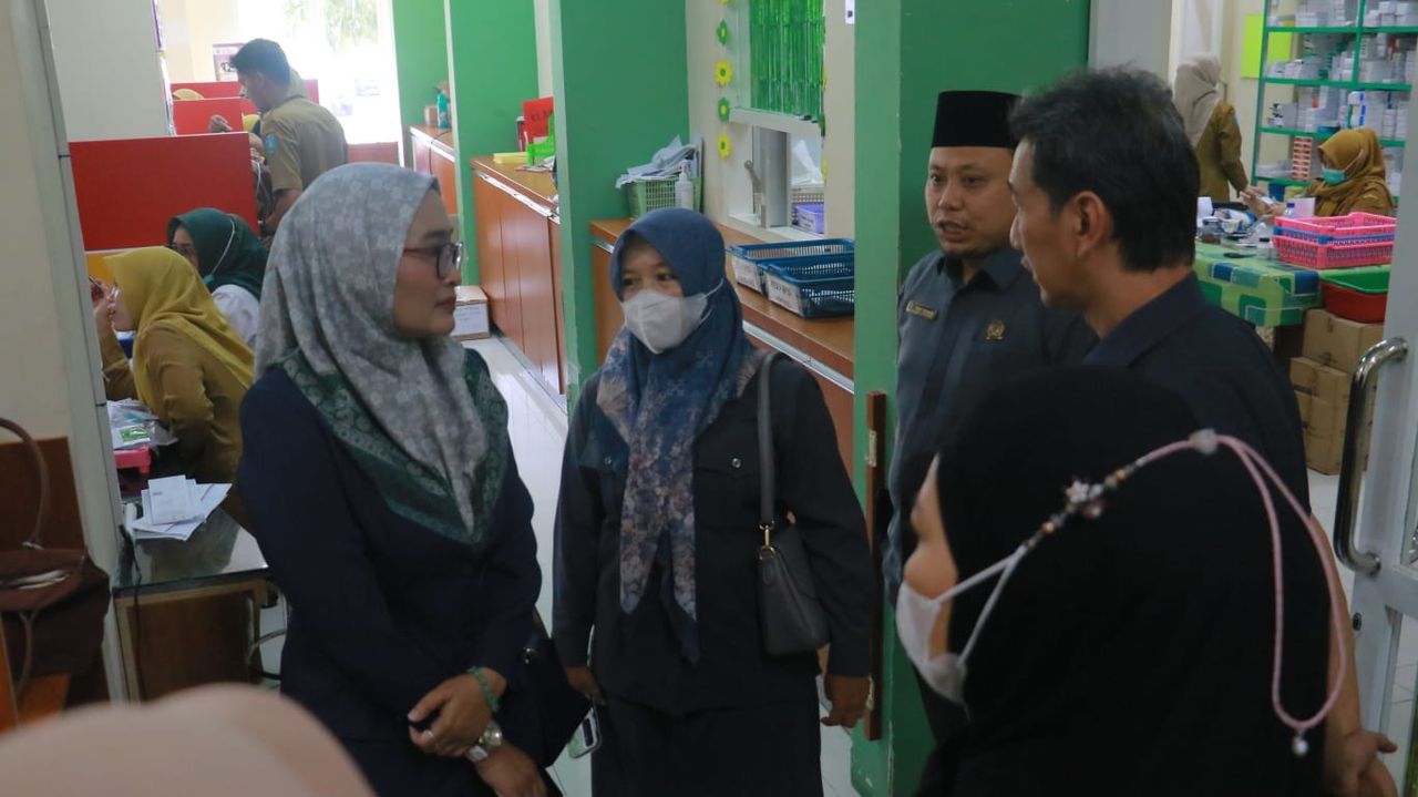 Rombongan dewan menyisir area layanan rumah sakit.