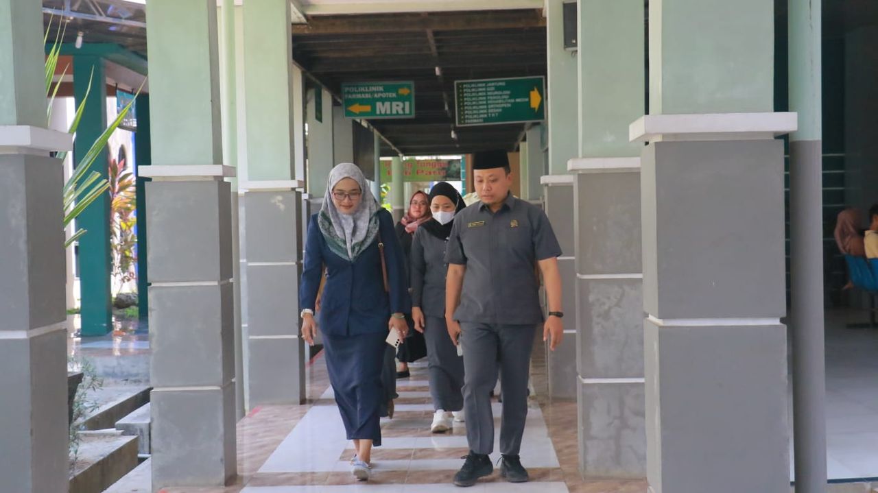 Rombongan menyusuri koridor menuju poliklinik rawat jalan.